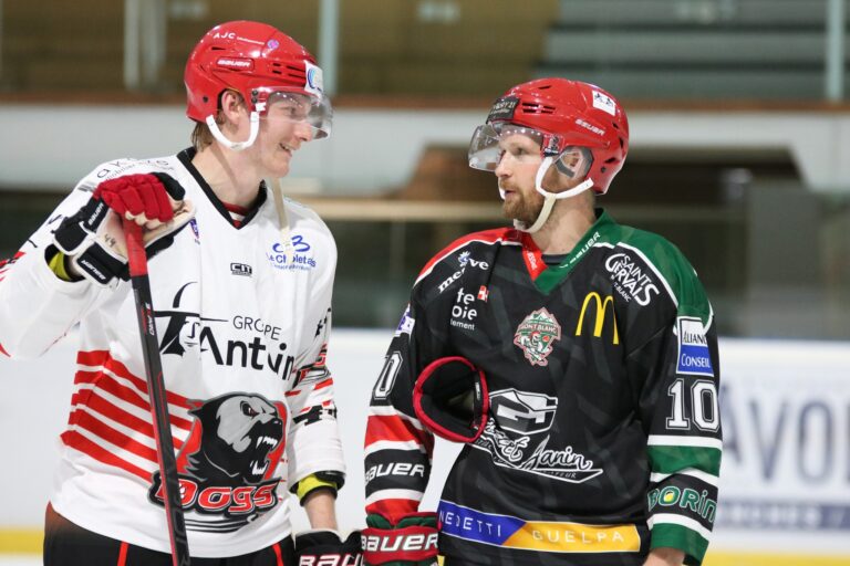 Bruno Zabis (pa labi) čempionāta spēlē tikās ar citu latvieti Gati Spruktu, Hokejazinas.com