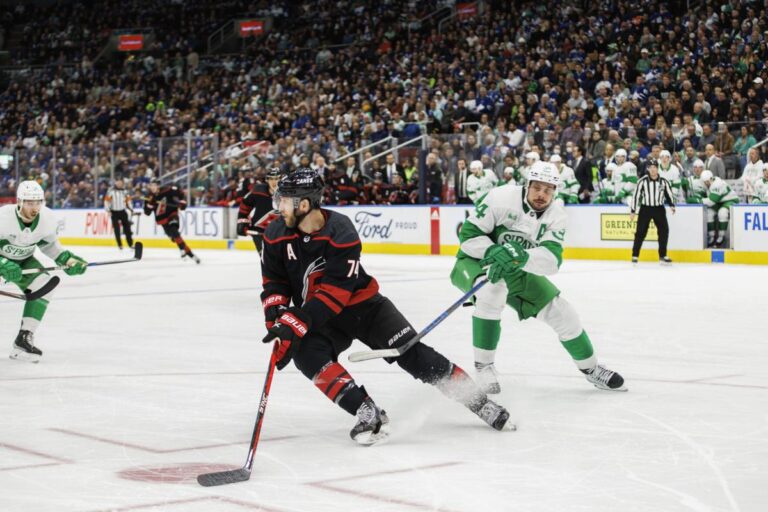 Toronto "Maple Leafs" un Karolīnas "Hurricanes", hokejazinas.com