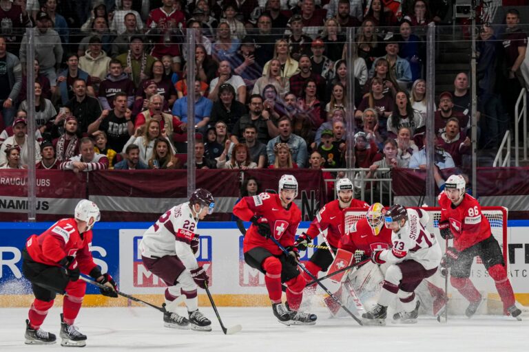 Latvijas hokejisti noslēdzošajā grupas spēlē pret Šveici, Hokejazinas.com