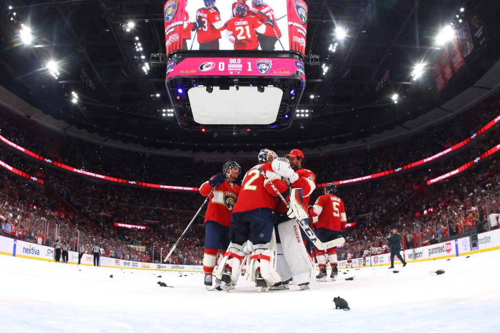 Floridas "Panthers" un Karolīnas "Hurricanes", hokejazinas.com