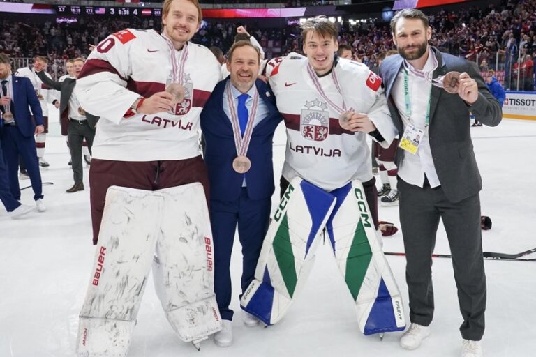No kreisās: Kristers Gudļevskis, Artūrs Irbe, Artūrs Šilovs, Ivars Punnenovs, hokejazinas.com