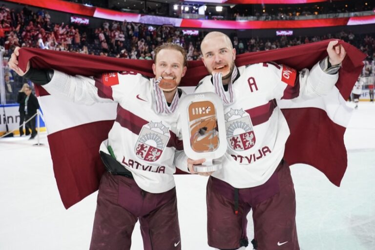 Roberts un Rihards Bukarti, hokejazinas.com