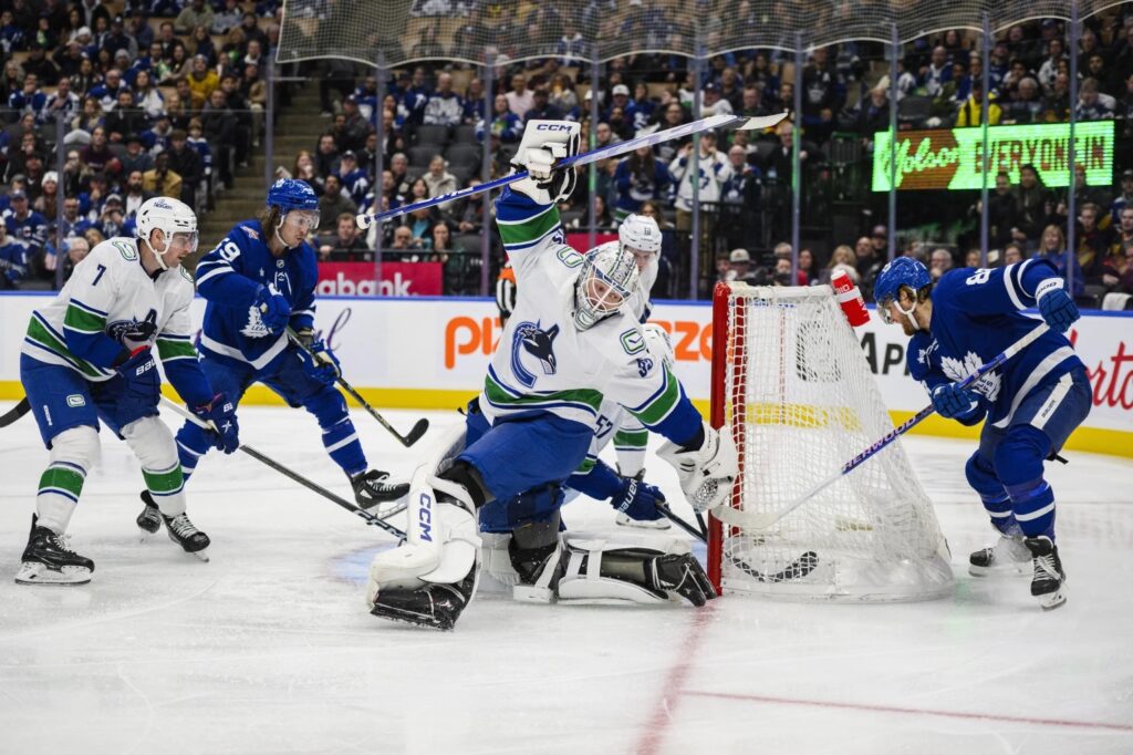 Vankūveras "Canucks" un Toronto "Maple Leafs", hokejazinas.com