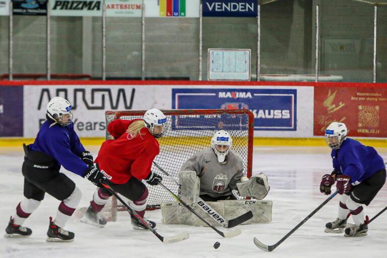 Latvijas sieviešu hokeja izlases treniņš, Hokejazinas.com