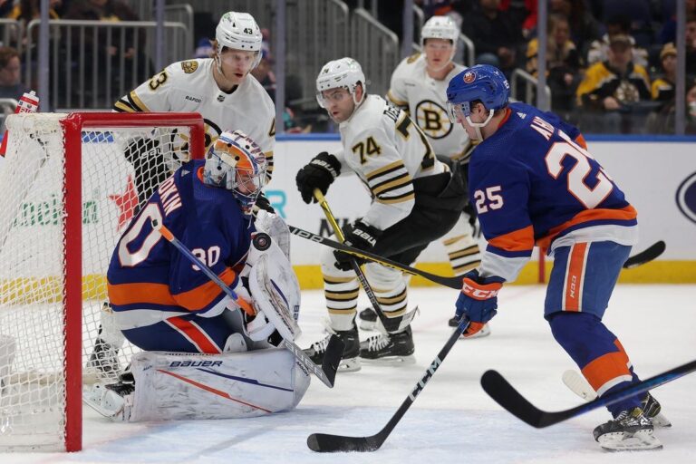 Ņujorkas "Islanders" un Bostonas "Bruins", hokejazinas.com