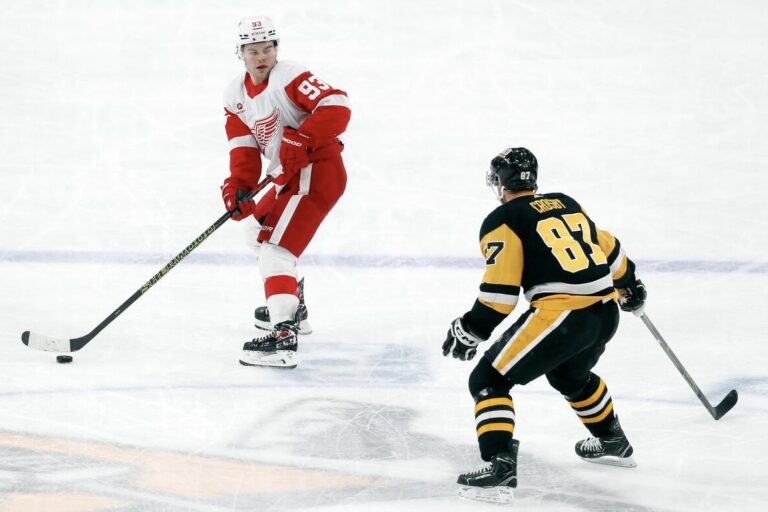Sidnijs Krosbijs un Alekss Debrinkats, Pitsburgas "Penguins" un Detroitas "Red Wings", hokejazinas.com