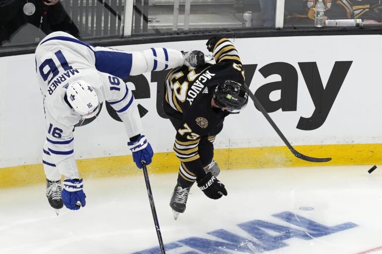 Mičs Mārners un Čārlijs Makavojs, Toronto "Maple Leafs" un Bostonas "Bruins", hokejazinas.com
