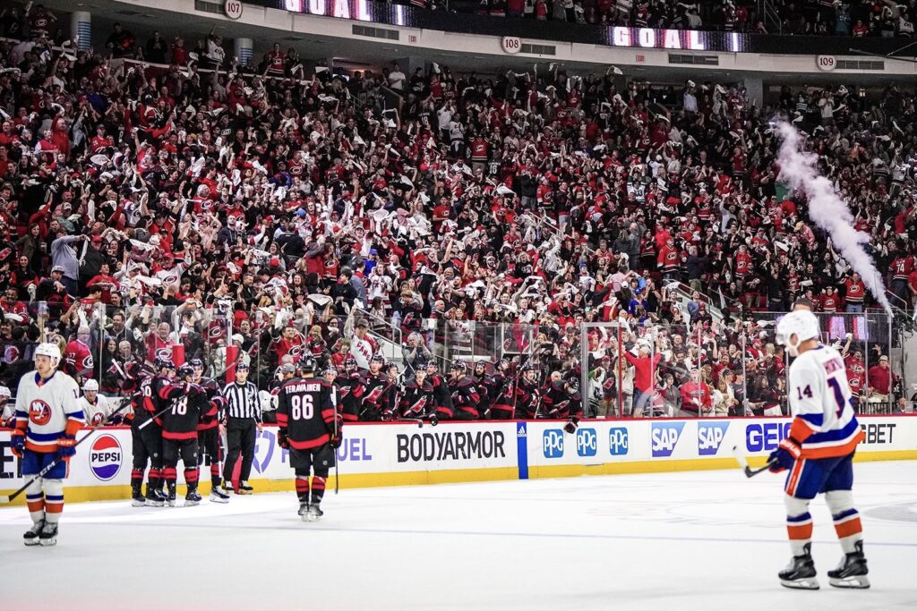 Karolīnas "Hurricanes" un Ņujorkas "Islanders", hokejazinas.com