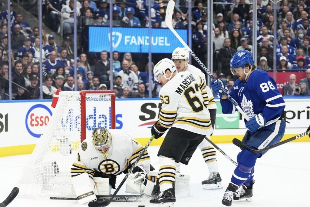 Džeremijs Sveimans, Breds Maršāns un Viljams Nīlanders, Bostonas "Bruins" un Toronto "Maple Leafs", hokejazinas.com