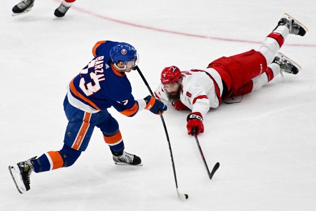 Metjū Barzals un Brents Bērnss, Ņujorkas "Islanders" un Karolīnas "Hurricanes", hokejazinas.com