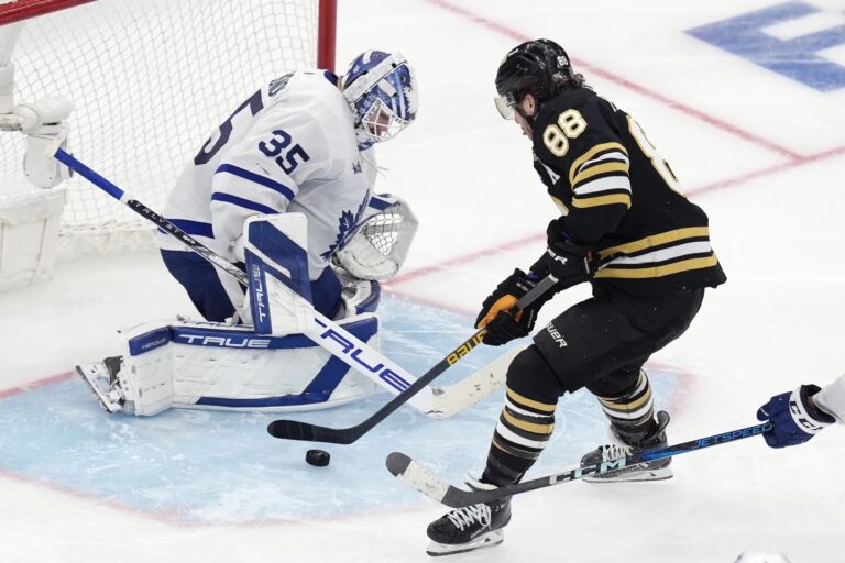 Dāvids Pastrņāks un Iļja Samsonovs, Bostonas "Bruins" un Toronto "Maple Leafs", hokejazinas.com