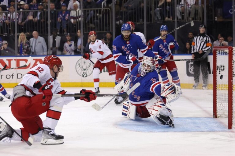 Ņujorkas "Rangers" un Karolīnas "Hurricanes", hokejazinas.com