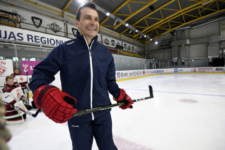 Sergejs Naumovs, hokejazinas.com