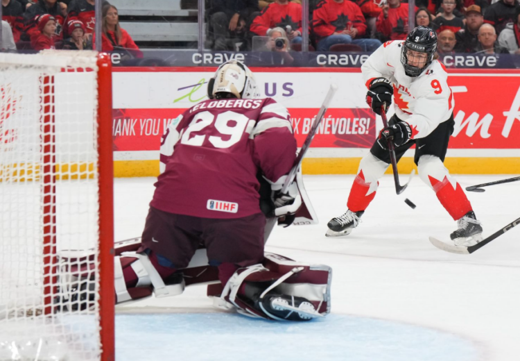 Linards Feldbergs un Gavins Makkena, hokejazinas.com