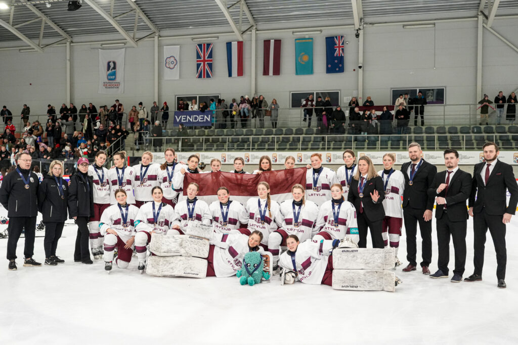 Latvijas U-18 sieviešu izlase, Hokejazinas.com