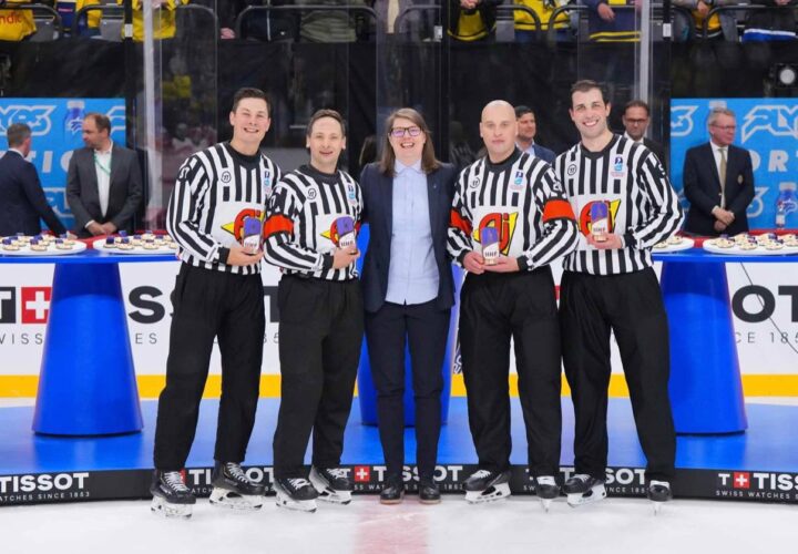 Andris Ansons (otrais no labās) 2025. gada PČ bronzas spēlē, Hokejazinas.com