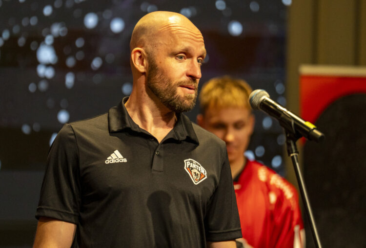 Mikko Māenpā, hokejazinas.com