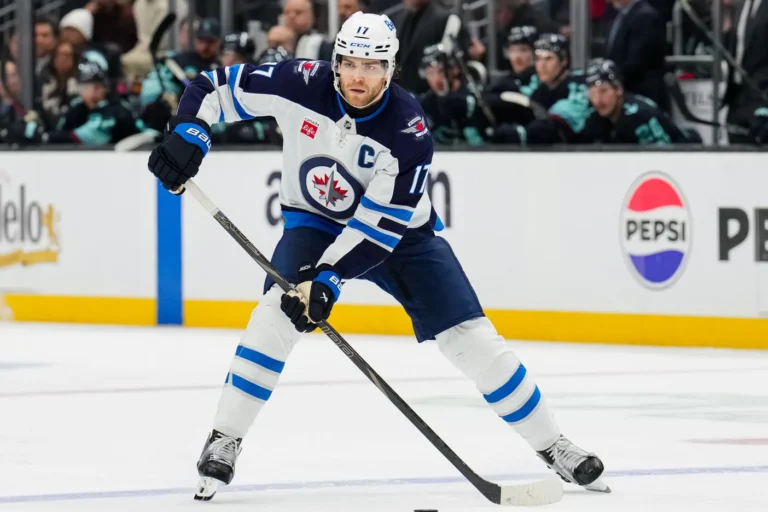 Ādams Laurijs, hokejazinas.com