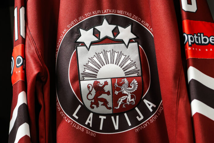 Latvijas izlases jaunais spēļu krekls, Hokejazinas.com