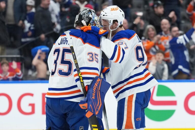 Tristans Džarijs un Konors Makdeivids, hokejazinas.com