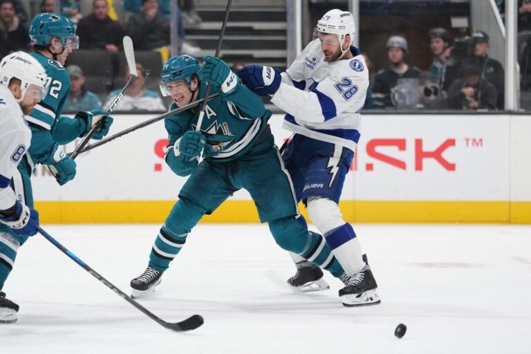 Zemgus Girgensons un Maklins Selebrini, hokejazinas.com