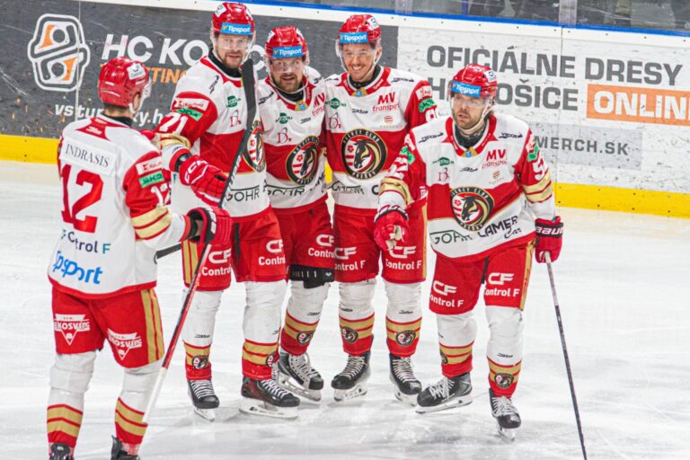 Miks Indrašis un Rihards Bukarts, Hokejazinas.com