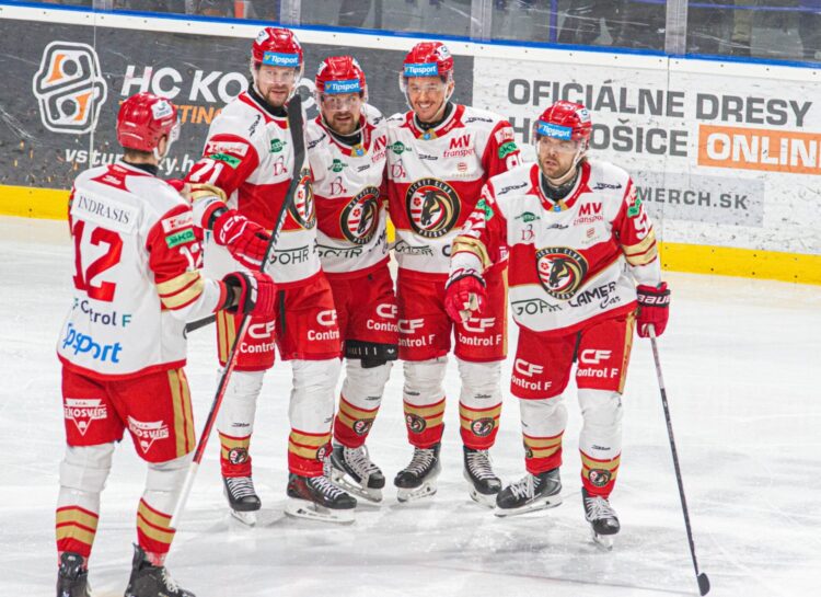 Miks Indrašis un Rihards Bukarts, Hokejazinas.com