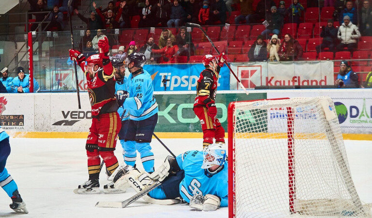 Rihards Bukarts un Miks Indrašis, hokejazinas.com