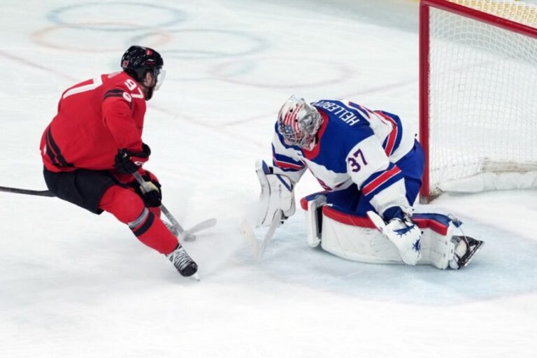 Konors Makdeivids un Konors Helebaks, hokejazinas.com