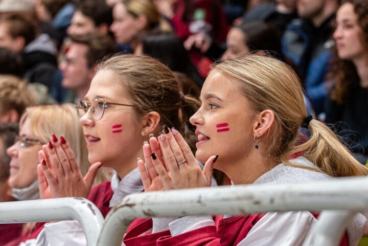 Latvijas hokeja izlases līdzjutējas
